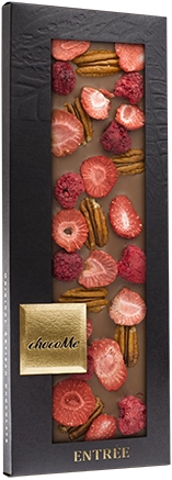 chocoMe Ciocolată Artizanală cu Lapte 41%, Nuci Pecan, Zmeură și Căpșuni 110g (MG111)